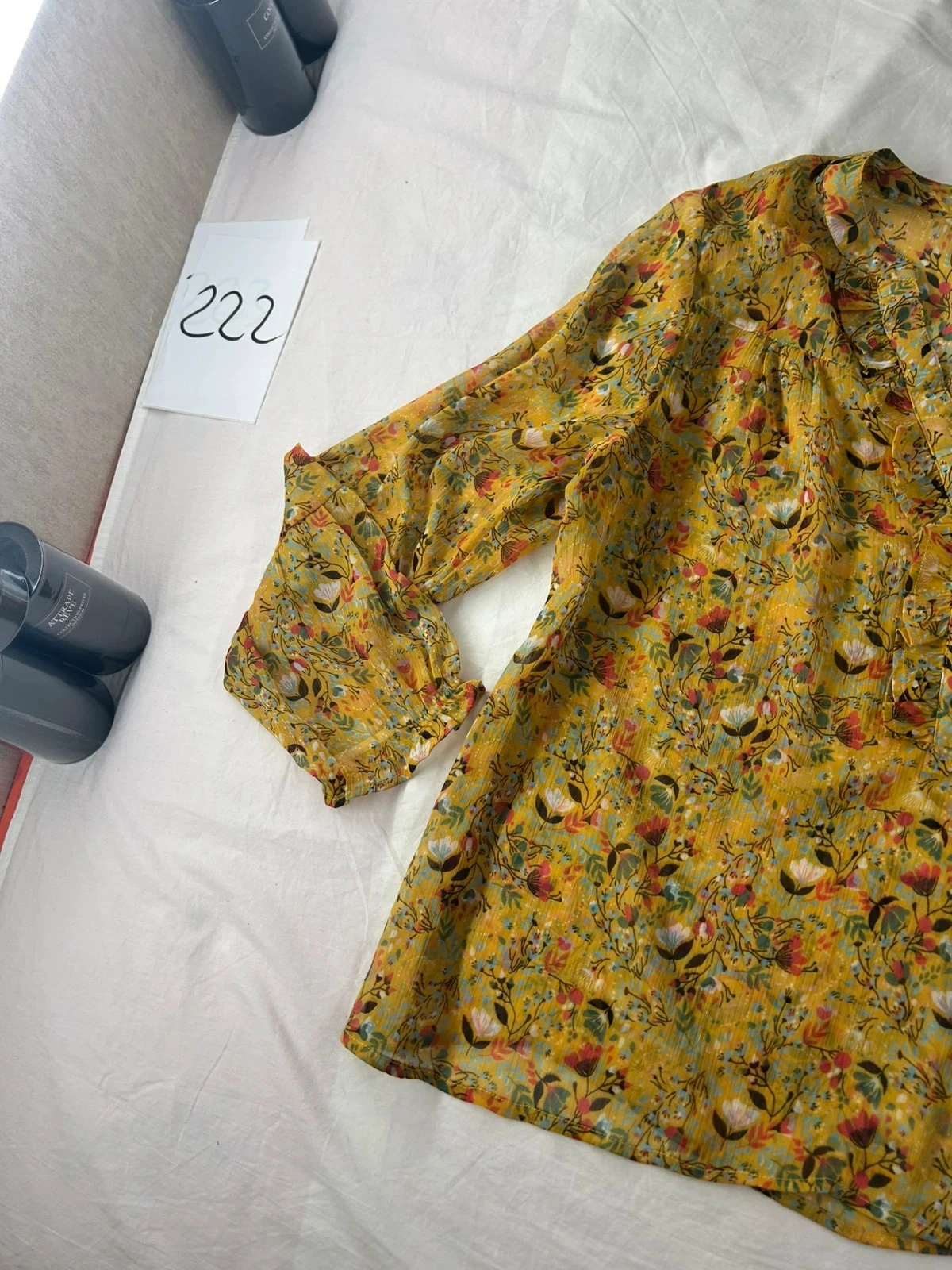 Gele mosterd blouse met lange mouwen en vintage patroon met transparant effect en kant – photo 5